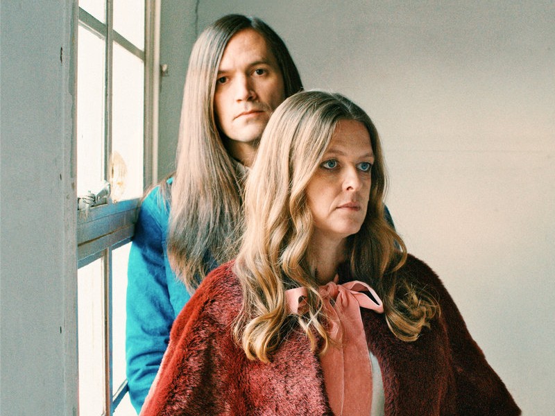 フランス南西部の深い森、納屋のスタジオから生まれた奇跡：MEMORIALS が二人きりで作り上げた、美しくも型破りな野心作『All Clouds Bring Not Rain』