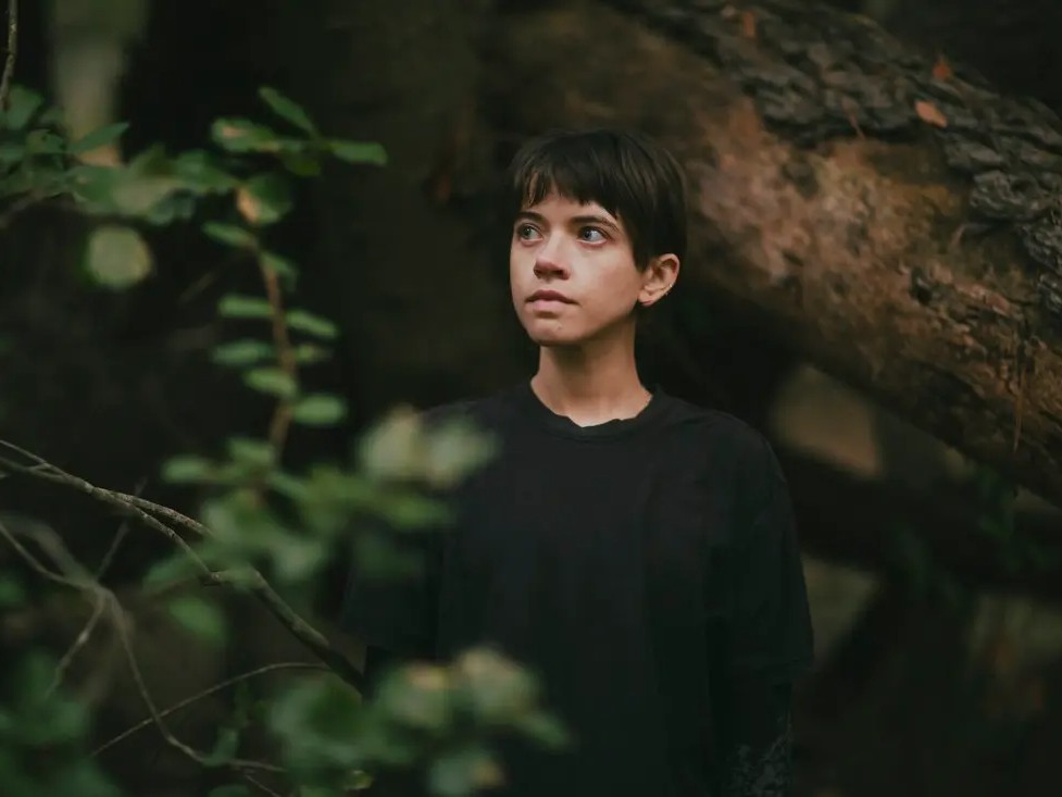 アコースティックの静謐からグリッチのカオスまで。Maria BCが13曲の物語を通じて問いかける、破滅へと走り続ける世界の中で「繋がり」を維持するための抵抗と希望