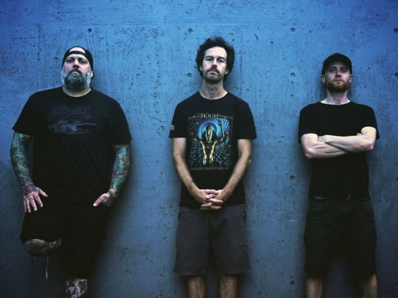 「歌詞として伝えるべき言葉」が、悲劇の先にあった。カナダのMATADORが全編ボーカル導入という大胆な変貌を遂げた新章『Above, Below and So』を発表