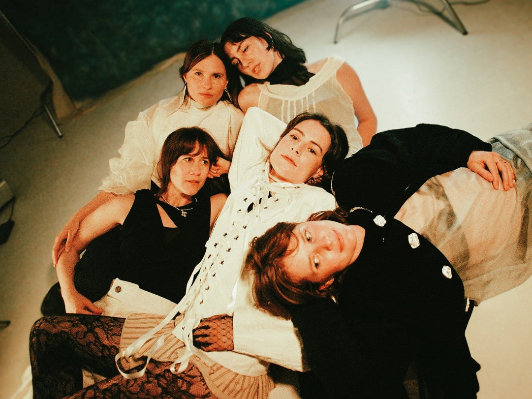 The Buoysらのメンバーによる新星Mega Fäunaが始動。伝統的なオーストラリアン・インディーを継承する最新作『softmore』