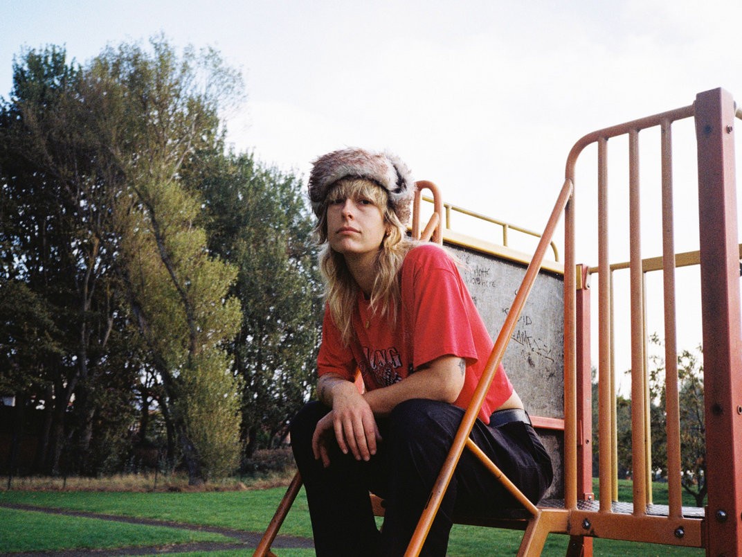 ライオット・ガールの衝動と繊細な詩情の融合。Melanie Baker が放つ、感情剥き出しの「カートゥーン・オルタナ・ロック」の全貌