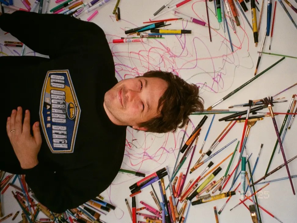 Michael Cormier-O’Leary、家族の光と影を描く新作EP『Proof Enough』を発表。3部合唱で綴る「現実逃避の物語」