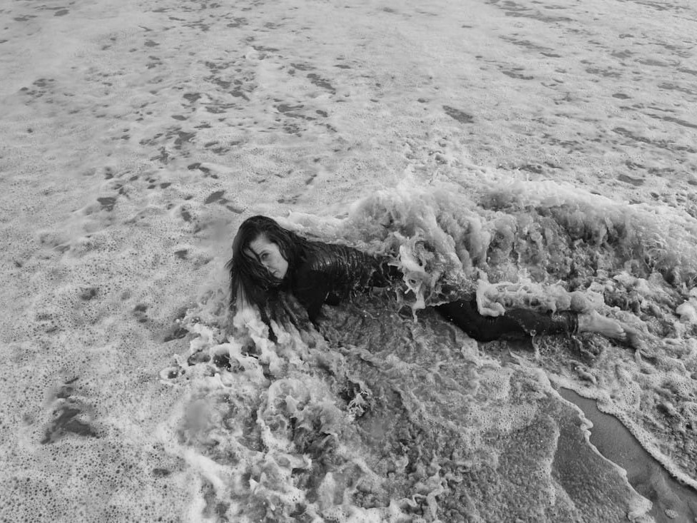 日常を離れた静寂の中で溢れ出した「真実の言葉」。7年ぶりの新作を携えたMirahが、育児と生活の合間に見つけた「自分だけの時間」から紡ぎ出した、内省的フォークの結晶