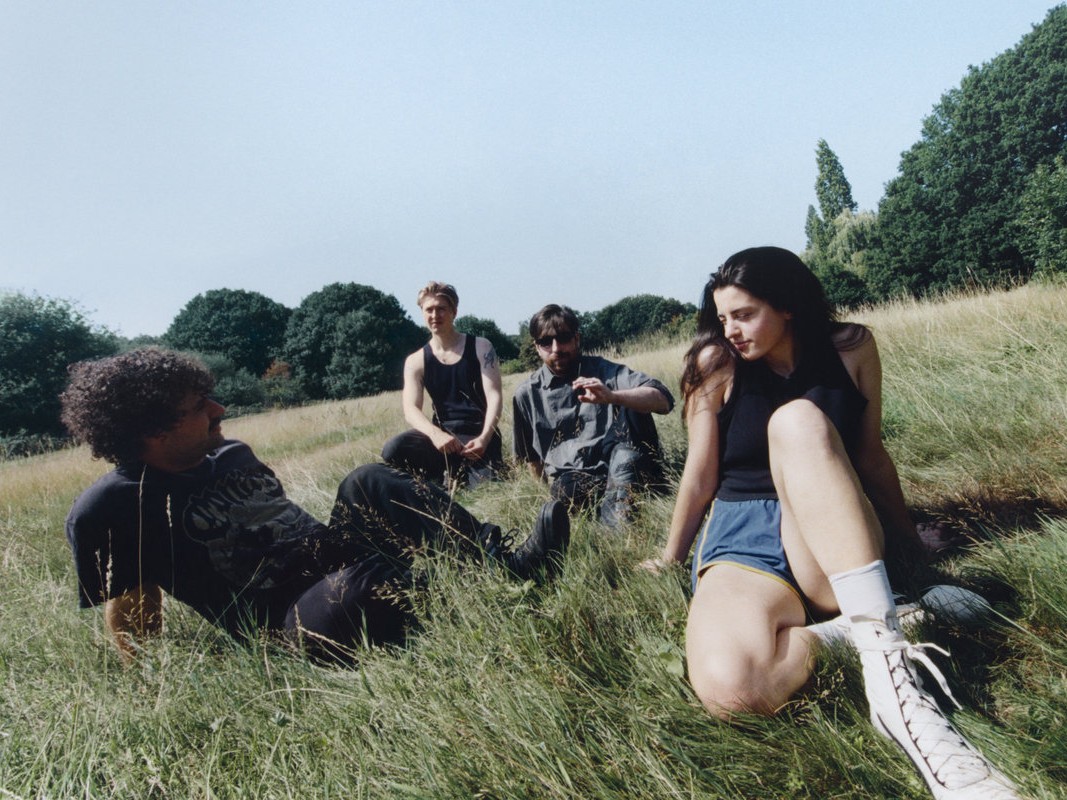 もはや新人とは呼べない凄み。Modern Woman、待望の1stアルバム『Johnny’s Dreamworld』を解禁。狂気と美しさが同居するアートワークが示す通り、カタルシスに満ちたオーケストラル・サウンドが爆発する。