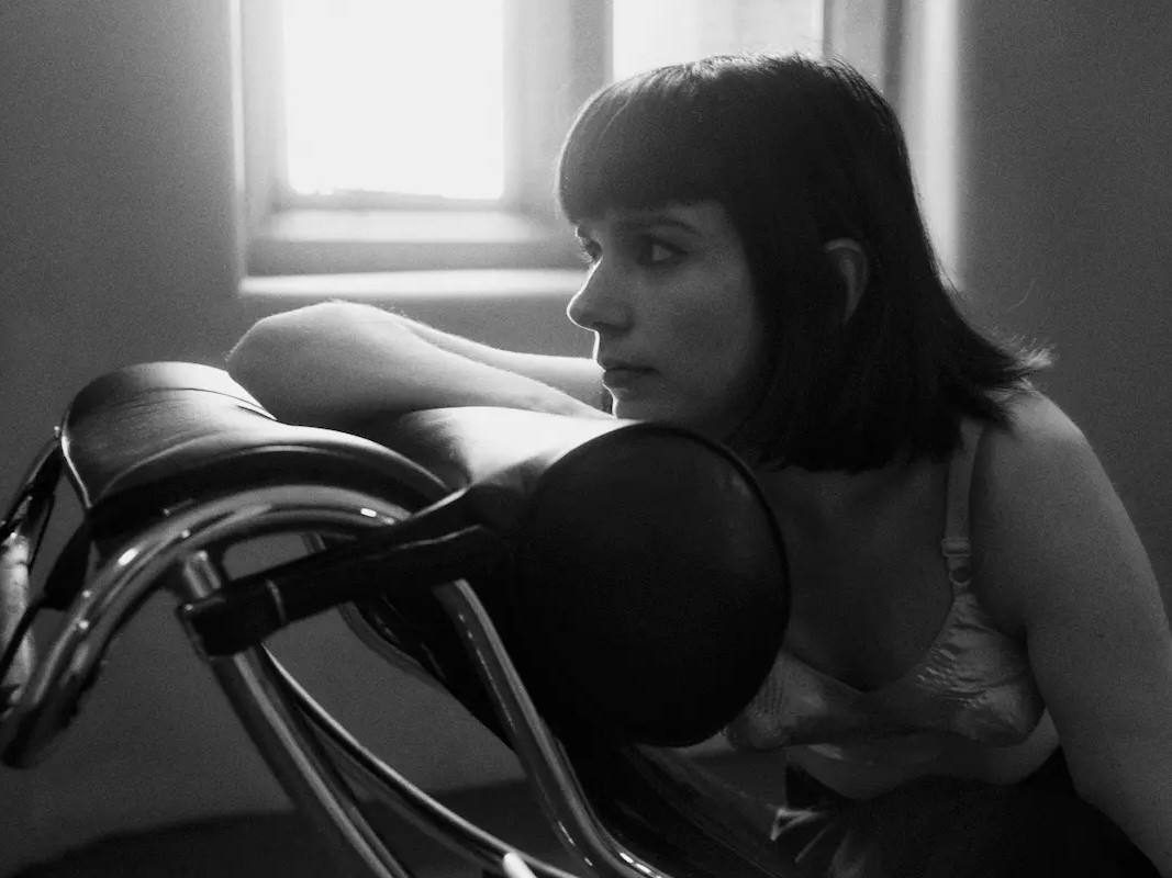 Fear of MenのJessica Weiss、新プロジェクト「New German Cinema」始動。ファスビンダーに捧ぐ暗黒のポップ宇宙