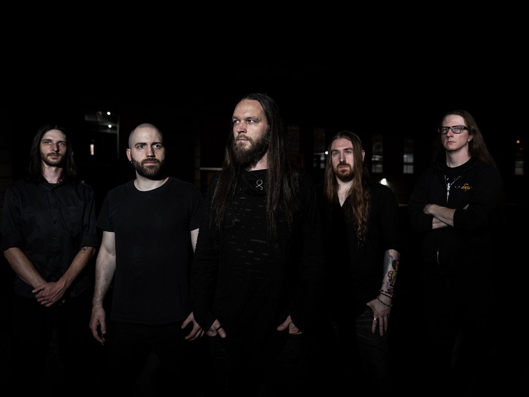 ポートランド発OLD MOON、新曲「A Rest To My Name」解禁！ポスト・ブラックとオーケストラが融合した壮大な音像で、「死と忘却」を巡る深淵な受容を描き出す。メロディック・デスの新星が放つ至高の一作。