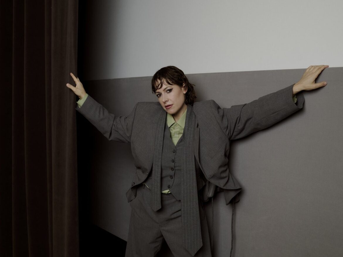 Odd Beholder が新曲「Like A Chore」で問う、労働と育児の不都合な真実。スイスの社会構造が生んだ「沈黙の葛藤」を歌う