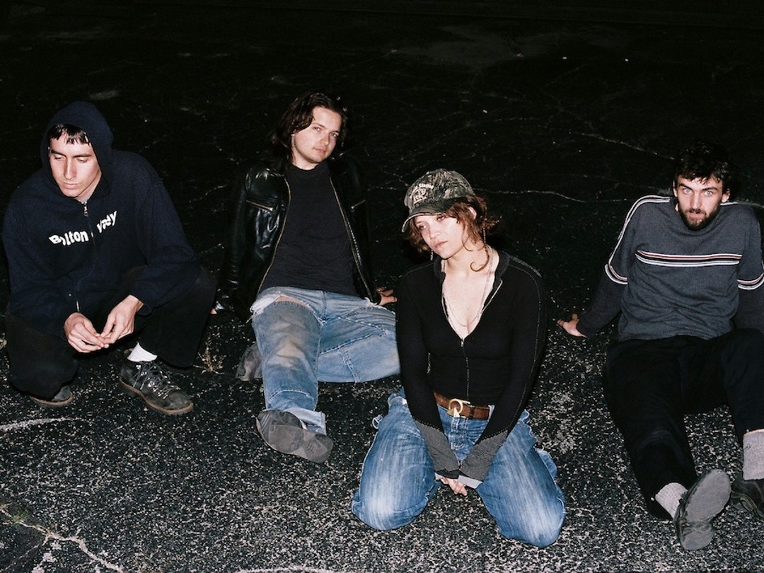 バーリントンの精鋭Robber Robber、火災と立ち退きの混沌から生まれた新作『Two Wheels Move The Soul』を発表。逆境を鋭利なポストパンクへと昇華させた渾身の記録。