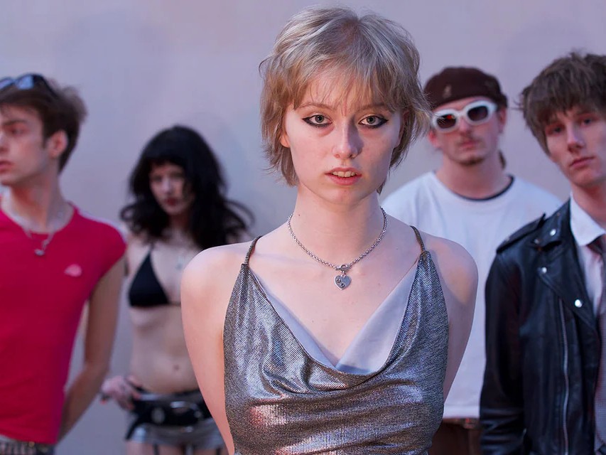 ブライトンの5人組SLAG、名門Big Scary MonstersよりデビューEPを3月発売。爆発的なコーラスが顔を吹き飛ばす先行曲「Face Off」解禁。90年代の空気と現代の技巧が交差する、新世代オルタナの旗手。