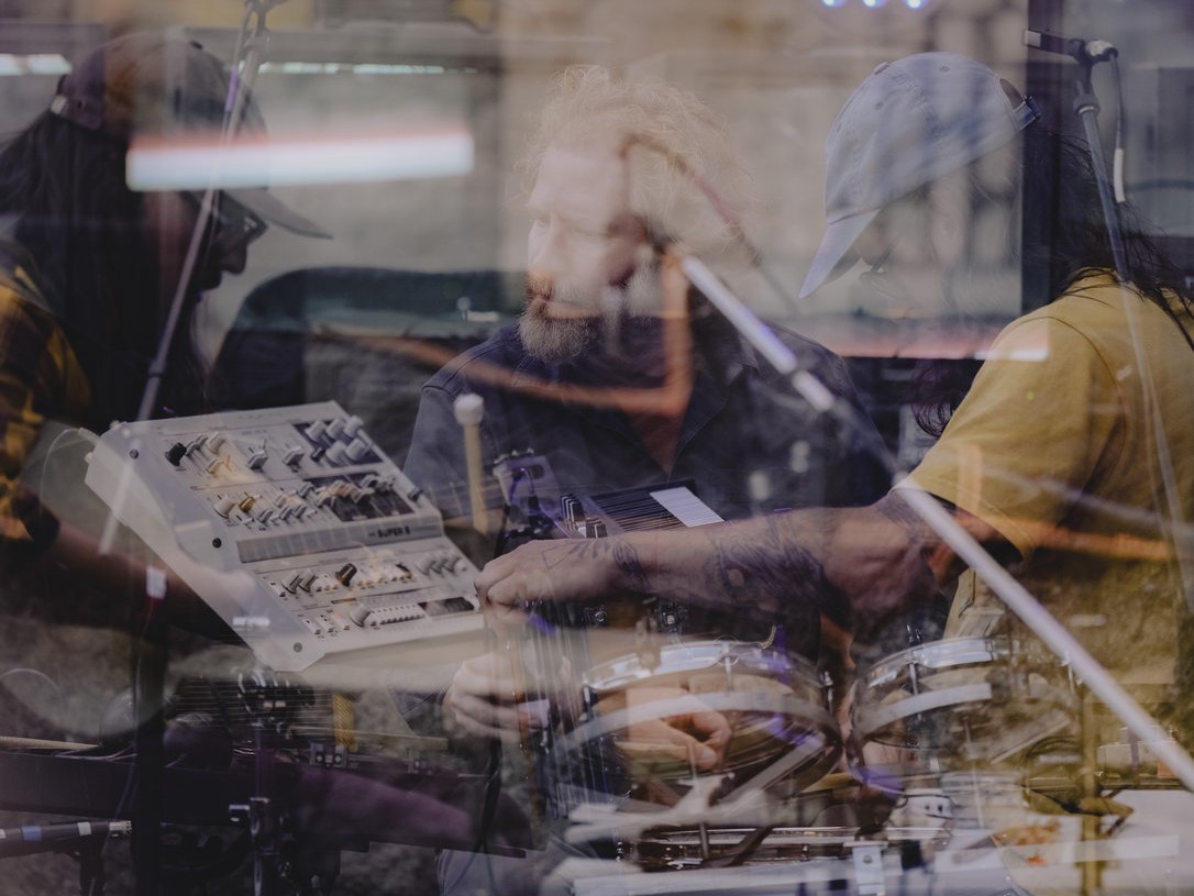 「呼吸する音楽」。Sylvan EssoやCalifoneの才人らが結成した Setting、セルフタイトル作を発表。即興の閃きを緻密な構成へと変容させた、瑞々しくも深遠なアンビエント・グルーヴの極致。