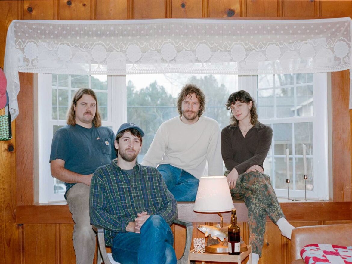 ノースカロライナのSluice、移籍第一弾アルバムより新曲「Beadie」を発表。静寂と躍動が共鳴する珠玉のインディー・フォーク