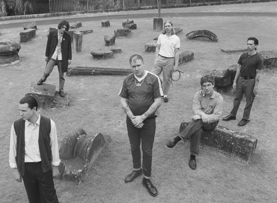 Total Controlのボーカルが新バンドStation Model Violenceを始動。Buz (R.M.F.C.)らと紡ぐ、伝説的パンクCrisisの血統と「田園的サイケデリズム」が交錯する濃密な衝撃作。