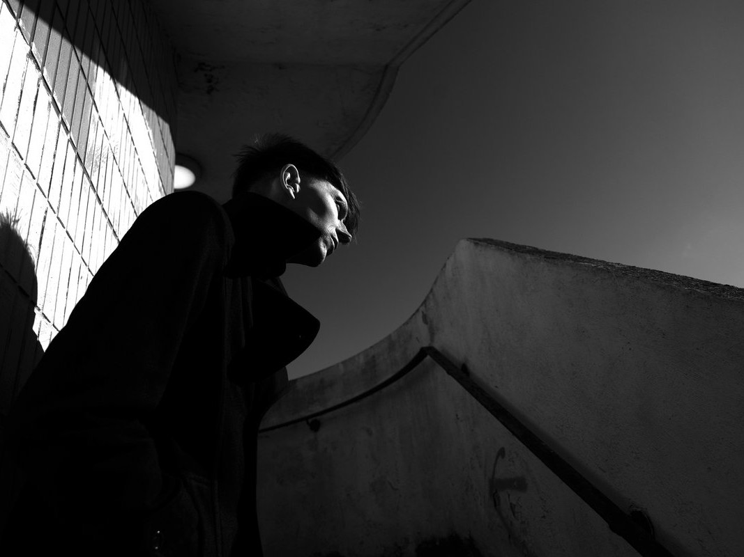 TVAM – POWDER BLUETVAM、ニューアルバム『Ruins』から最新曲「Powder Blue」を解禁。執着と運命を描くポストパンクの鋭利な輝き。The Cureの影響も感じさせる、美しくも重厚な世界観が降臨。