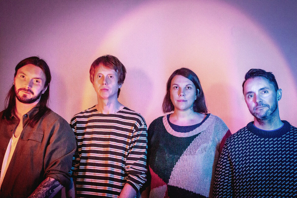 ロンドンのThe Leaf Library、新作をリリース。John McEntireがミックスした牧歌的インディーポップ。先行曲は雪夜の神秘を描く「The Reader’s Lamp」。