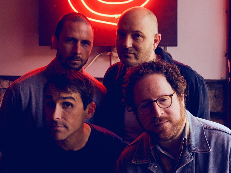 コリアタウンの喧騒から山脈の静寂へ──The Pretty Flowers が新天地で掴んだ、強靭なるパワーポップの新境地『Never Felt Bitter』