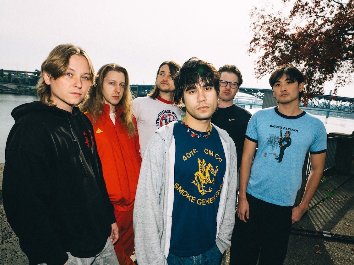 ライブ未経験でRough Tradeと契約したLAの異才、The Sophsが3月13日にデビュー作を発売。タイトル曲「GOLDSTAR」は、ラテンの熱量と凶暴な衝動が炸裂するポストパンクの新境地。