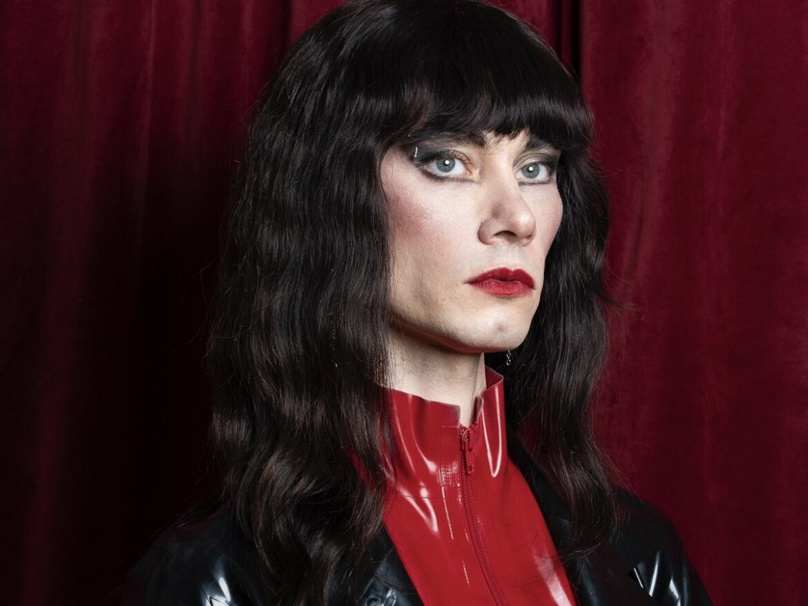 人形使い・作曲家のTristan Allen、神話三部作の第2章『Osni the Flare』を3月発売。火の発見と神への変容を描く、おもちゃの楽器と呪文が織りなす壮大な創世神話が幕を開ける。