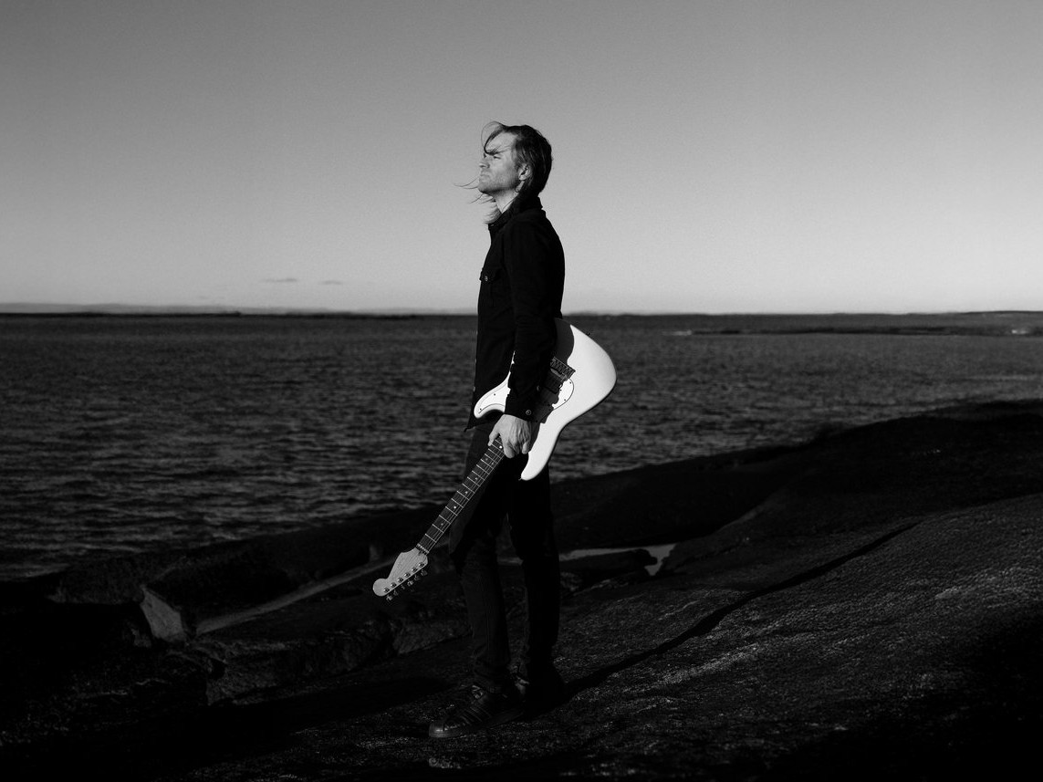 VIA DOLORIS、デビュー作『Guerre et Paix』より核心の一曲「For The Glory」を公開。ドラムにFrost（Satyricon）を迎え、忍耐と生存の美学を刻む漆黒のカタルシス。