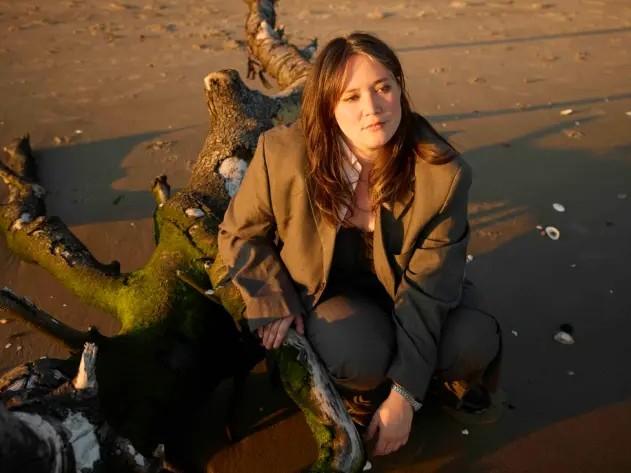 Wendy Eisenberg、自らの名を冠した新境地のソロアルバムを発表。David Lynchに捧げた新曲「Meaning Business」を公開。Trevor Dunnら名手と紡ぐ、誠実で繊細な最新型フォーク。