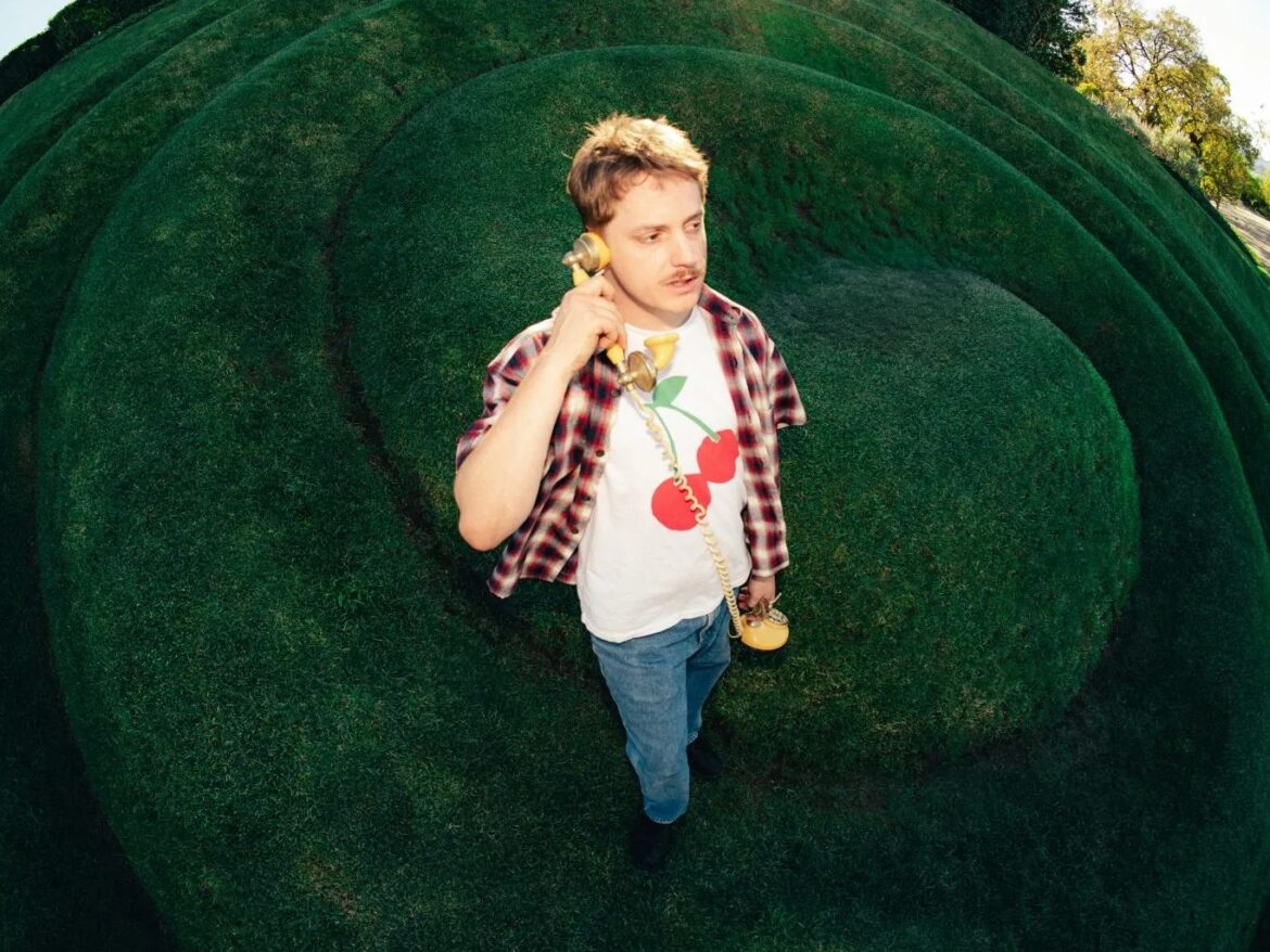 Yot Clubが待望の新作を発表。SNSや日常に潜む「無関心」を鋭く突いた意欲作。Jordanaら出演のMVも公開し、全米25都市を巡る大規模ツアーで磨き上げたソングライティングを証明する。