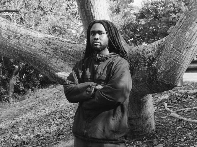 alovesopureが新曲「my new normal」を公開。重音とノイズの経験を糧に、4作目『BITCRUSHER』では至福の響きと激しさが共存する独自のバランスへ到達。