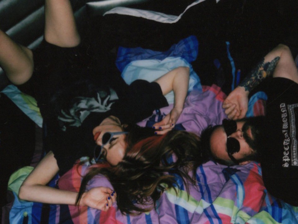 シカゴのシンセポップ・デュオ clubdrugs、デビュー作『Lovesick』を発表。全編セルフプロデュースで挑む、執念と DIY の結晶