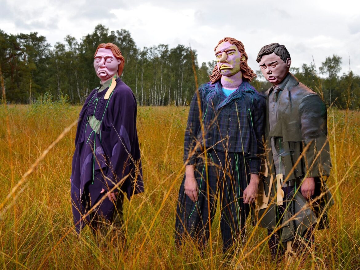 記憶は美しく、脆く、変容する。Das bisschen Totschlag の新アルバム『0dB Headroom』、Discman を手に村を歩くアドベンチャーゲームと共に登場