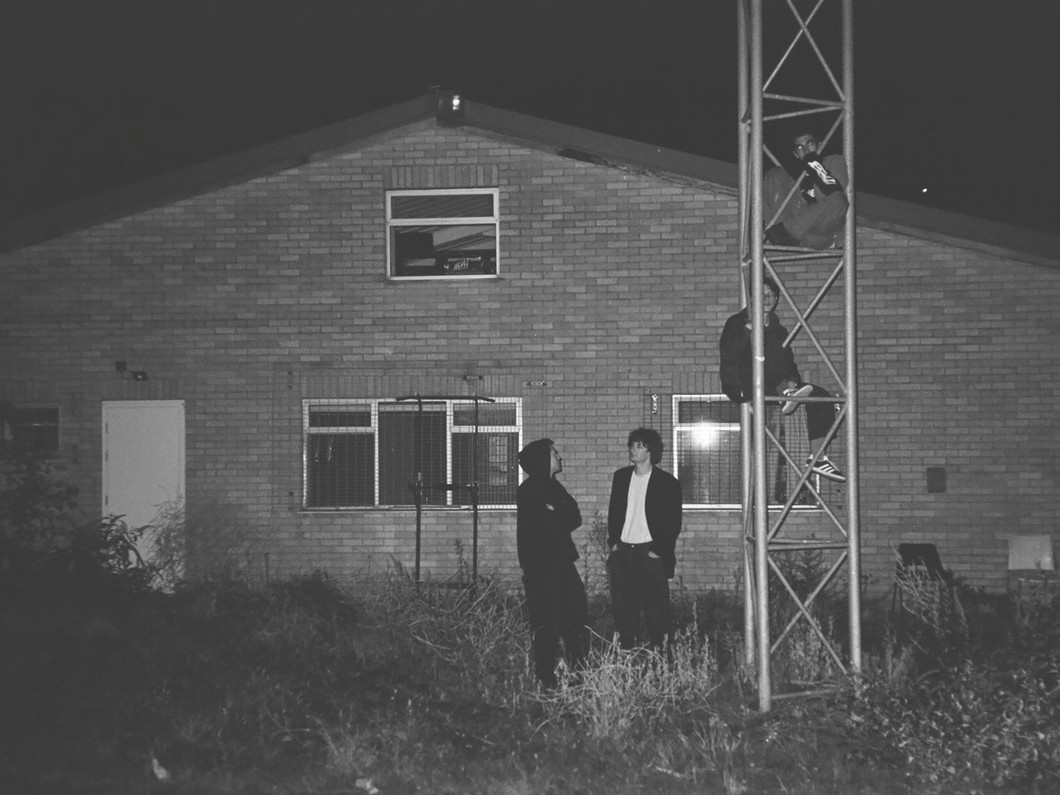 deathcrashが提示する、スロウコアの新たな地平。新作よりタイトル曲「Somersaults」を公開。思春期の夢を手放し、現実を抱きしめるバンドの現在地がここに結実した。