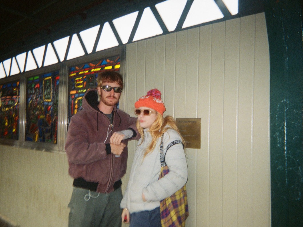 ハイパーポップの旗手stripmallravestarrr、2ndアルバム『halo』始動。切ない別れを綴る新曲「2much」公開。高速レイヴ・ビートと純粋な感情が交錯する、究極のダンス体験。