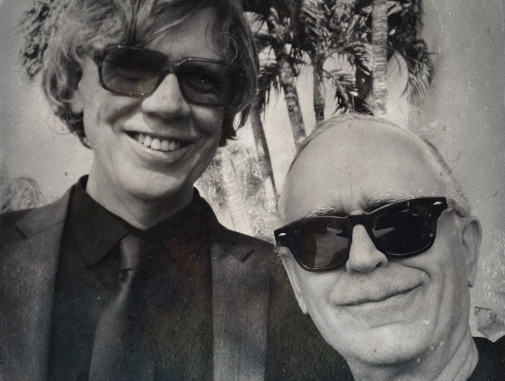 NY アヴァンギャルドの巨頭が再会、ガザの子供たちに捧げる鎮魂歌 Thurston Moore と Bonner Kramer による共作『They Came Like Swallows』。フロリダの陽光の下で紡がれた、静かなる「音の活動主義」