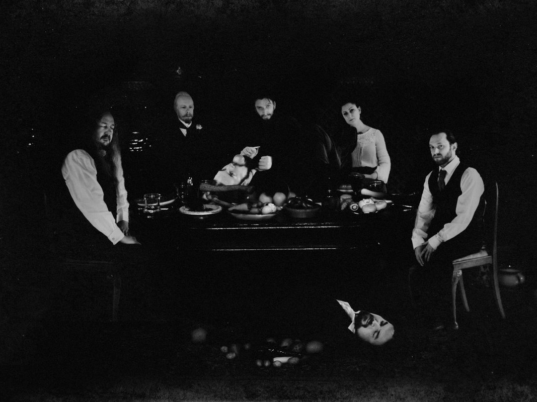 一度完成したアルバムを破棄し到達した完璧なる混沌。リーズの異能集団が放つ新作は、毒気ある朗読と美しきバイオリンが、伝統的ブラックメタルの枠を破壊する「ブリティッシュ」の極致。