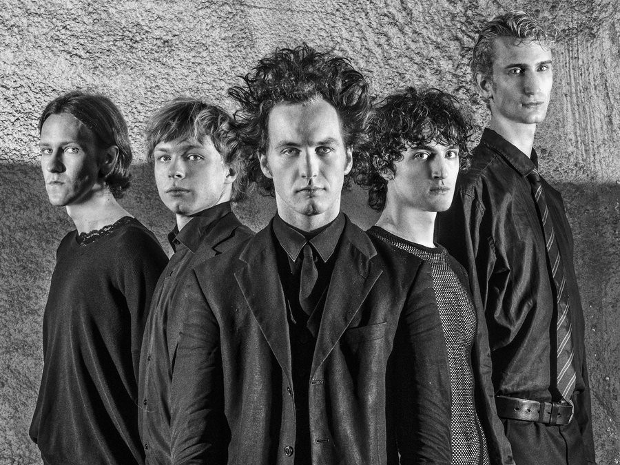 エーランド島の納屋、そして「湾の廃材」から生まれた音像――Agitatorが再定義する、実験的かつ肉体的な制作プロセスの極致