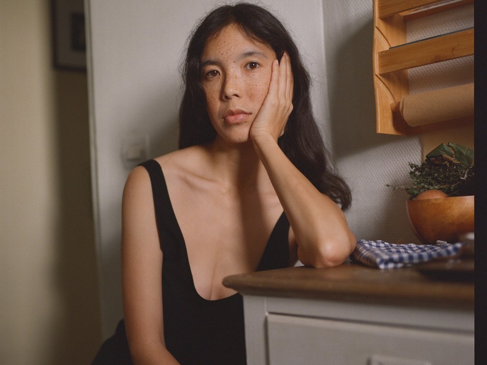 孤独なバーの片隅から響く、新たな「詩」。Ana Roxanneが最新作『Poem 1』で切り拓く、内省と再生の地平。