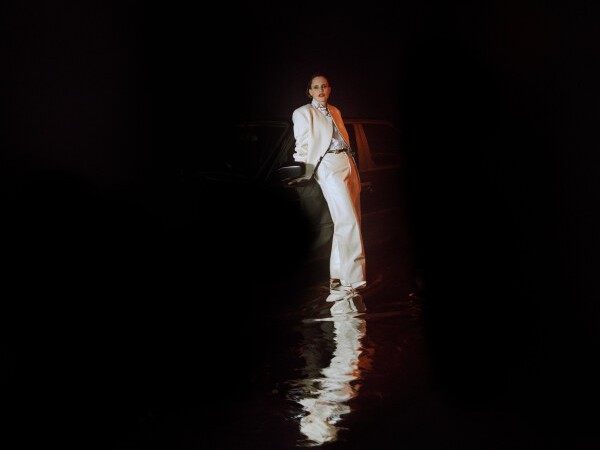 破壊的独白と剥き出しの誠実さが火花を散らす。Anna Calvi × Iggy Popが放つ、感情の停滞を打ち破る「神の孤独な男」