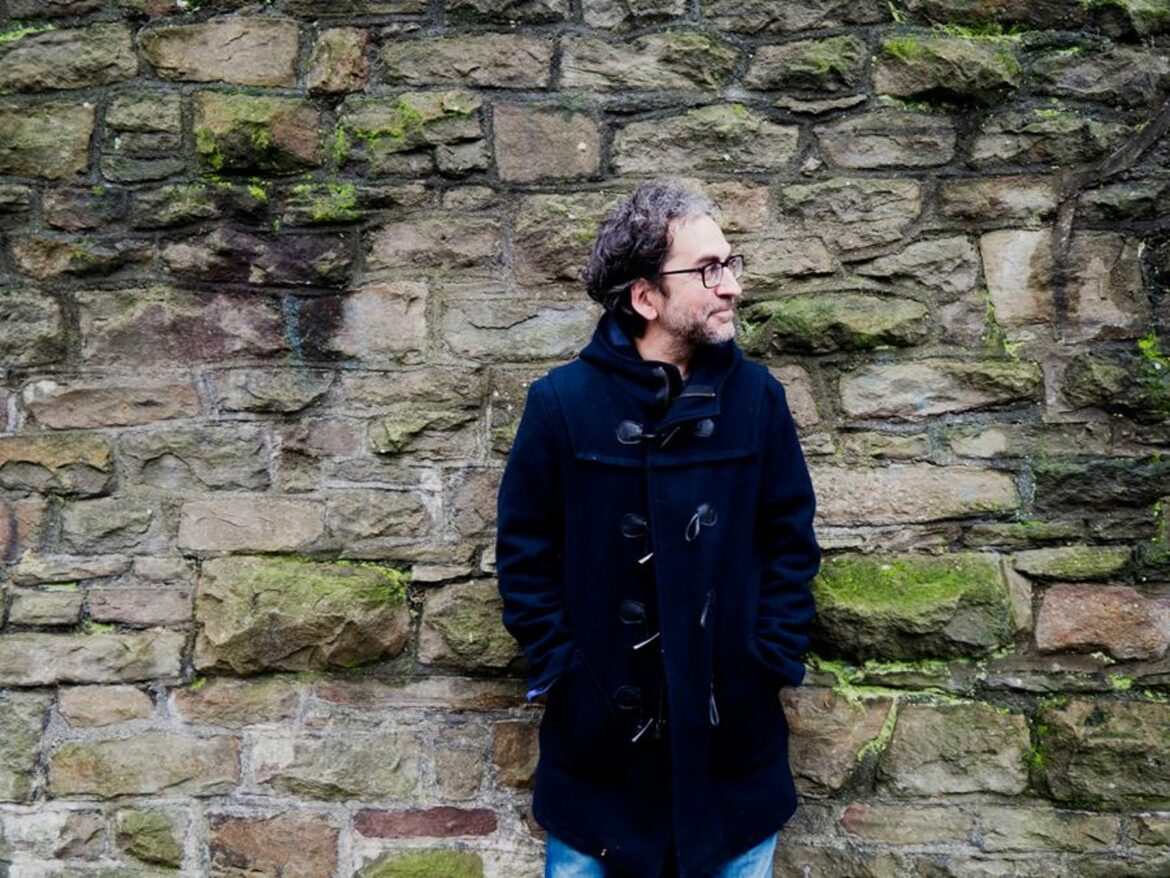 Beak>のBilly Fullerが待望のソロ・デビュー！「Kraftwerk×スキー番組」な遊び心と、深淵なるベース・サウンド。