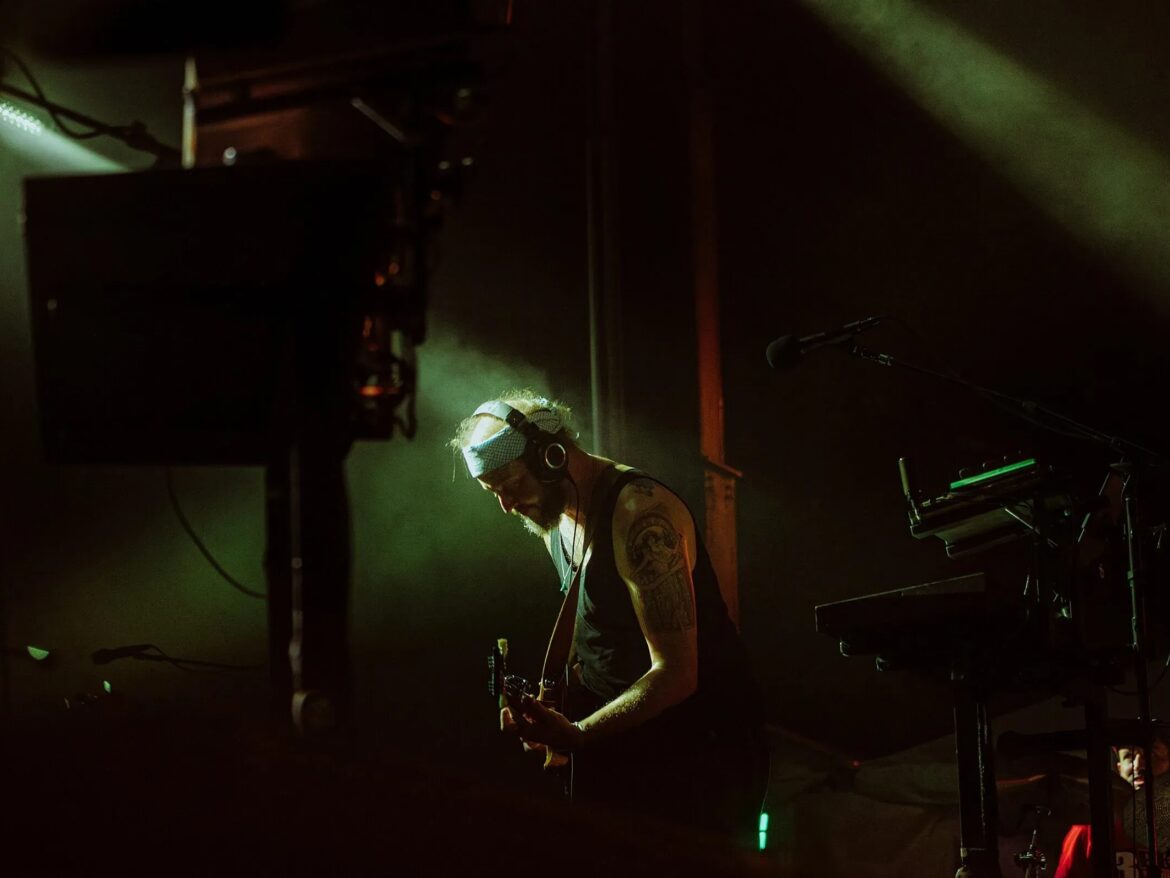 Bon Iverの真髄を定義するアーカイブ・シリーズが始動、バンドが最も輝いた4年間の記録を凝縮した至高のライブ・コレクション