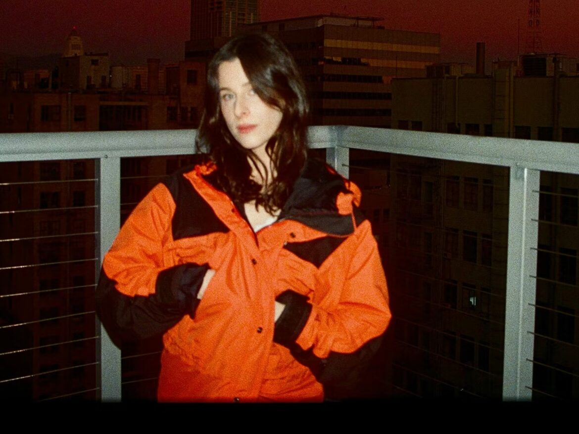 スタジオを捨て、愛する人とのロフトで紡いだ純真――Buzzy Leeが新作『Shoulder To Shoulder』で到達した「究極の親密さ」