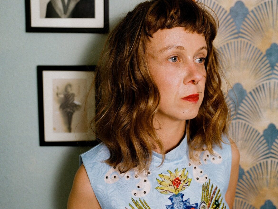 鍵盤からギターへ。Carla J Easton がドキュメンタリー制作を経て辿り着いた、運命の赤い糸と友情の物語。