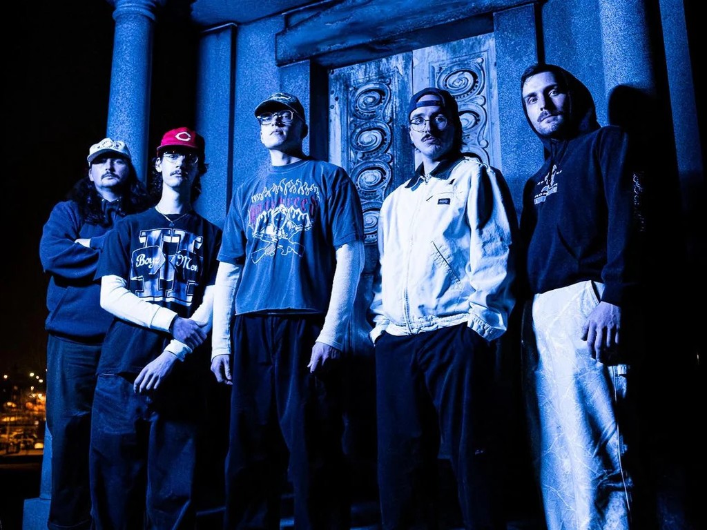 モダン・ハードコアの極致。Chamberが放つ新曲「Violins」は、緻密なカオスとアニメ主題歌の疾走感が融合した破壊的傑作。