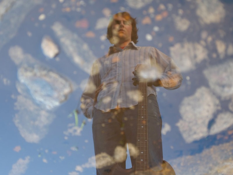 Chet Soundsが贈る陽光のサイケ・フォーク——待望の3rdアルバム『Tying Up Loose Ends』発表！先行シングル「Cut From A Different Cloth」に刻まれた、深化するDIY精神