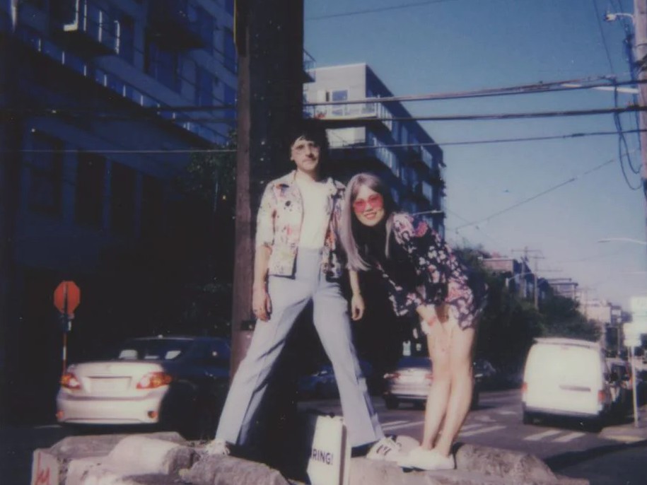 食、愛、そして中国系アメリカ人としてのルーツ。Anne TongとBryce Barstenが綴る、日常のささやかな喜びを凝縮した多幸感あふれる最新アルバム