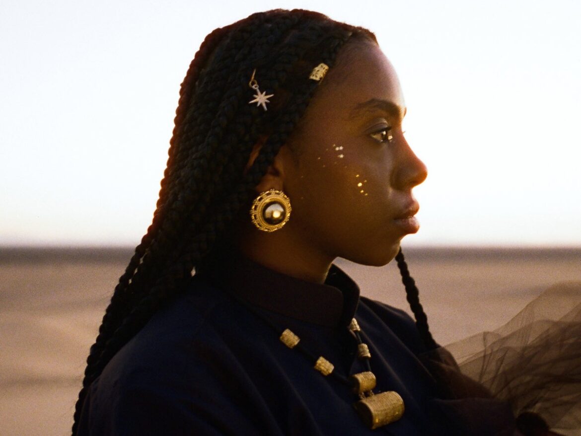 Dua Saleh が放つ新境地：Bon Iver との共作で挑む、SZA 級の制作陣と故郷の絆が結実した至高のポップ・バラード