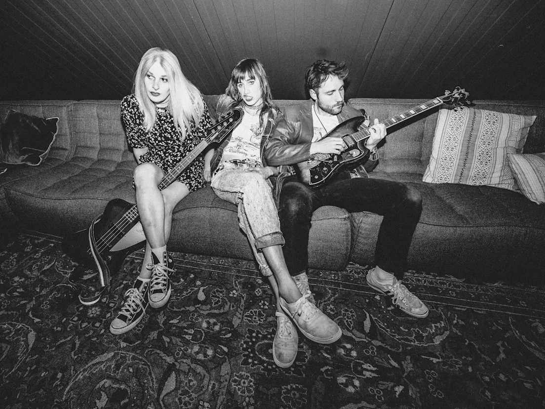 「ベルトウェイが燃えている」――Ekko Astralが描く不条理なアメリカの終焉。90年代ロックの昂揚感と、社会の歪みを告発するノイズが交錯する、2026年最重要のパンク・アンセム。