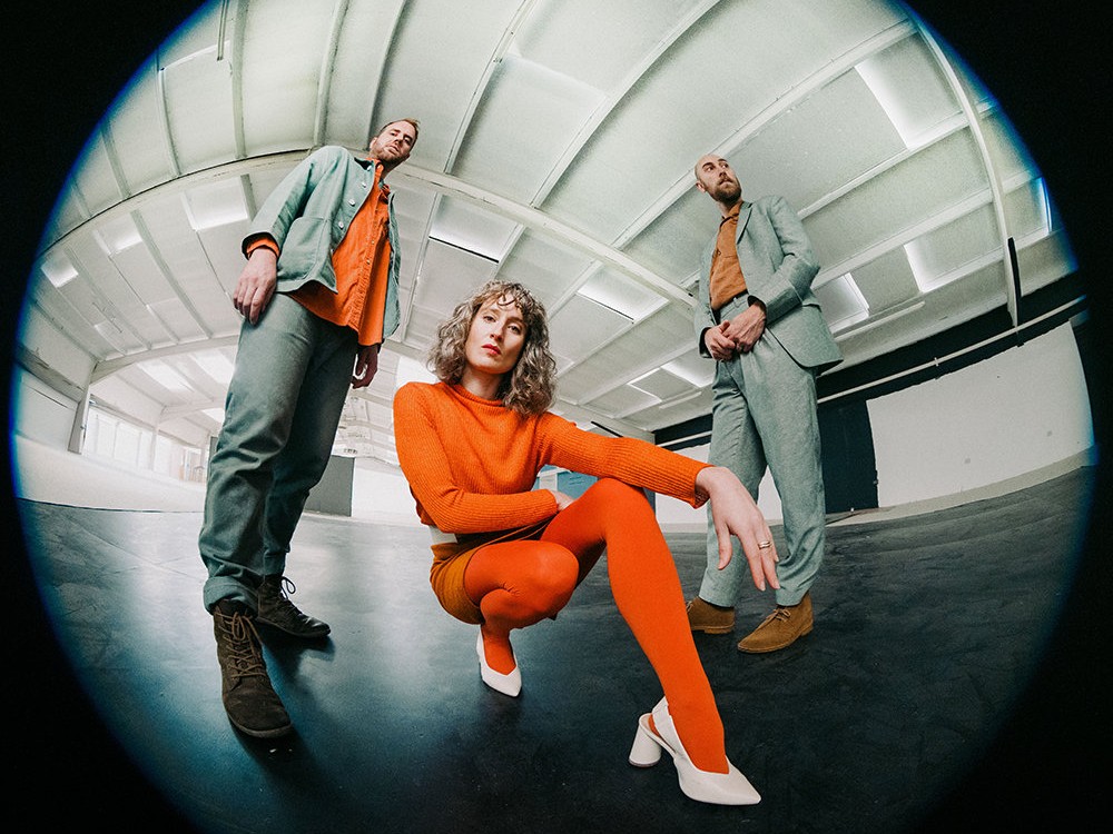 Elder Islandが新章突入の3rdアルバム発売！先行曲「Pink Lemon」は日常を彩る多幸感溢れるソウル・ポップ。パンデミックの苦悩を乗り越え、遊び心とダンスフロアの熱量を解放。