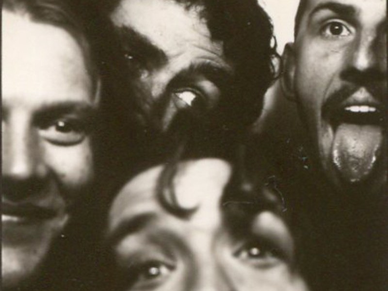 8時間の熱狂を閉じ込めた『8HRS』の幕開け。Fan Girlが先行シングル「Easy Now」をドロップ、さらなる進化を遂げた彼らが現代のロックシーンを駆け抜ける