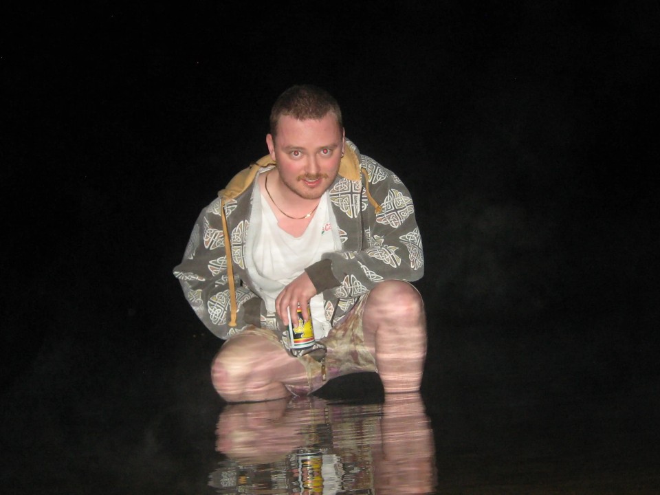 パーティー・ポップから「夏の夕暮れ」を纏うアコースティックへ――Fireball Kid が辿り着いた、焚き火の煙のような郷愁