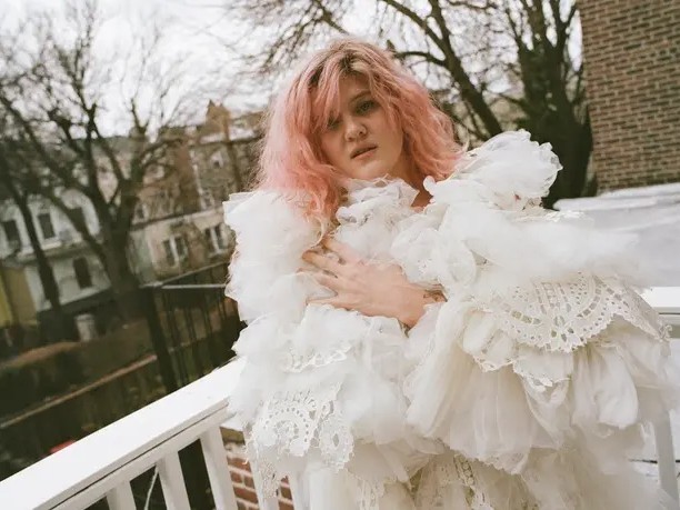 Grace Ives 待望のニューアルバム『Girlfriend』が遂に解禁 名匠 Ariel Rechtshaid らと創り上げた、移住と探求の記録。沈黙を破り、より洗練されたオルタナ・ポップの極致へ