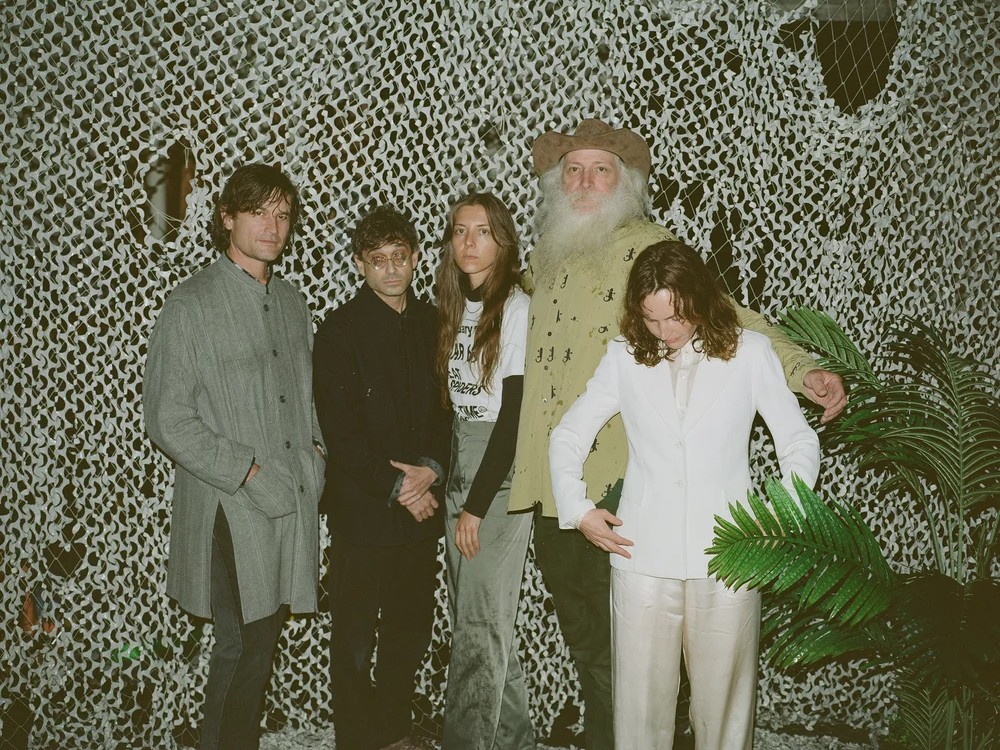 Gun Outfit、20年の集大成となる2枚組大作を発表。哲学と自作楽器が織りなす、現代の黙示録的フォーク・ロック。