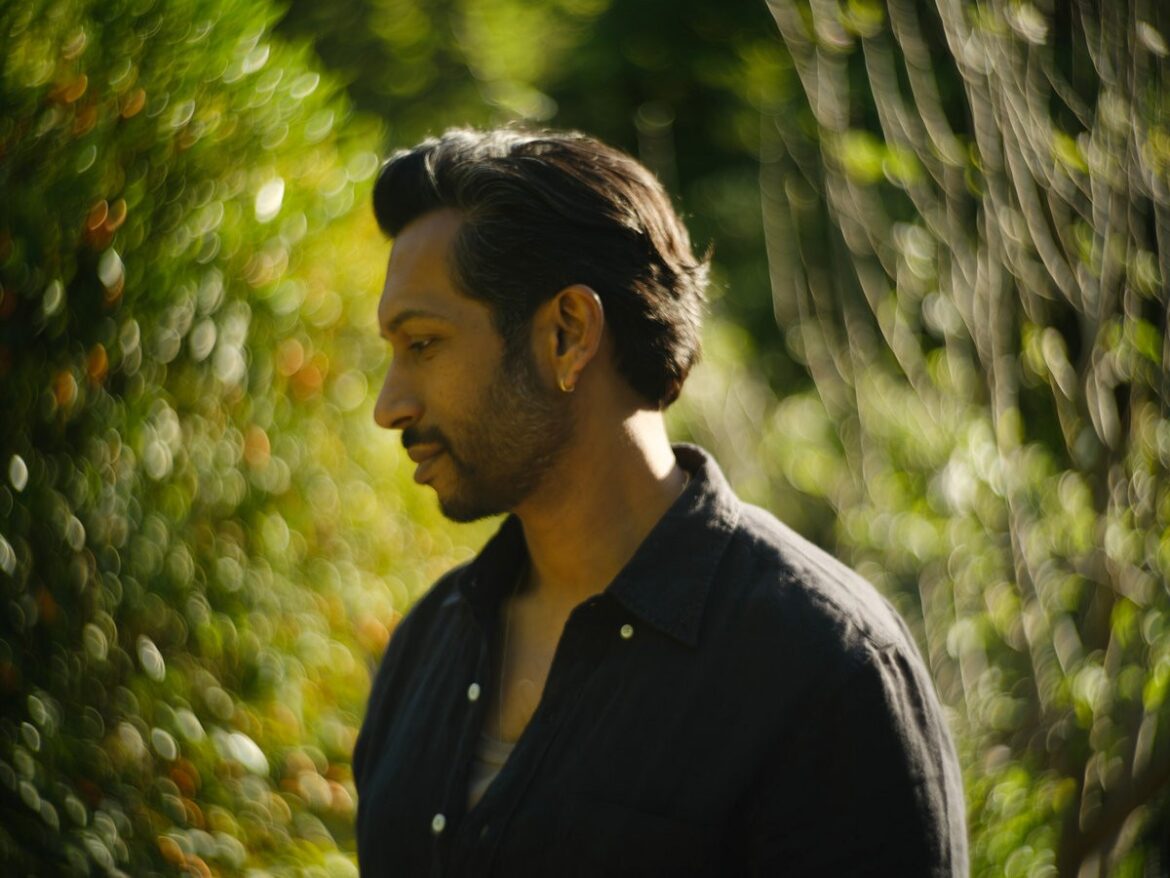 Hrishikesh Hirwayが新作発表。Iron & Wine共演の新曲と共に、夕日のように儚く美しい「人生の星座」を綴る。