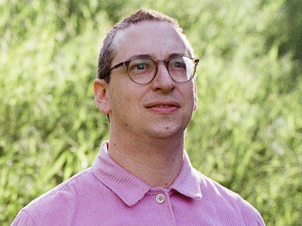 Jerry PaperがOMDの名曲をカヴァー！新作EP『BOiNK!』より、シュールでレトロな「Souvenir」がStones Throwから先行配信。